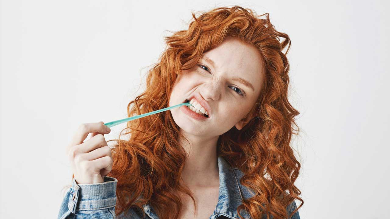 How to Clean Your Teeth Naturally without Toothpaste: Effective Alternatives